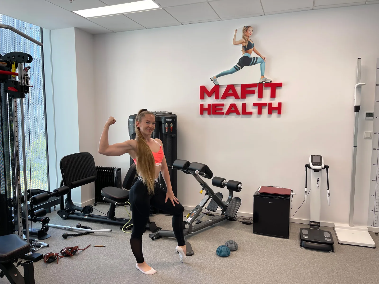 A MIMM specialist at the MAFIT Health studio in Prague — strength and stability work